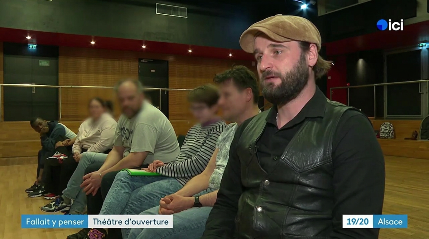 Jean-Michel BURCKLE en atelier, entouré de participants aux visages légèrement floutés